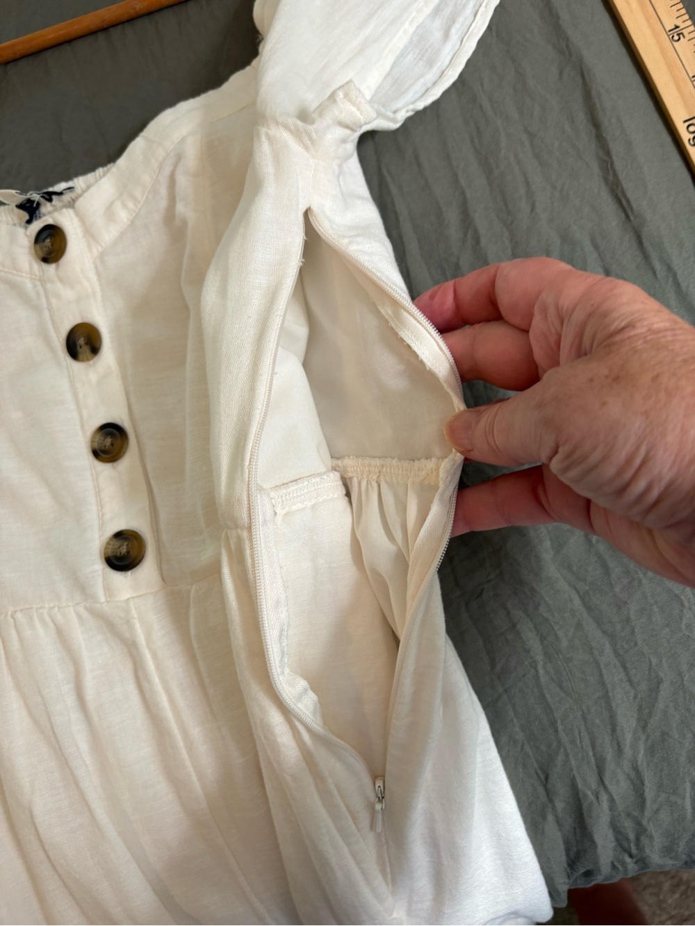 American Eagle Low Shoulder Cotton Linen Cropped Jumpsuit. Size Medium. - Picture 9 of 15